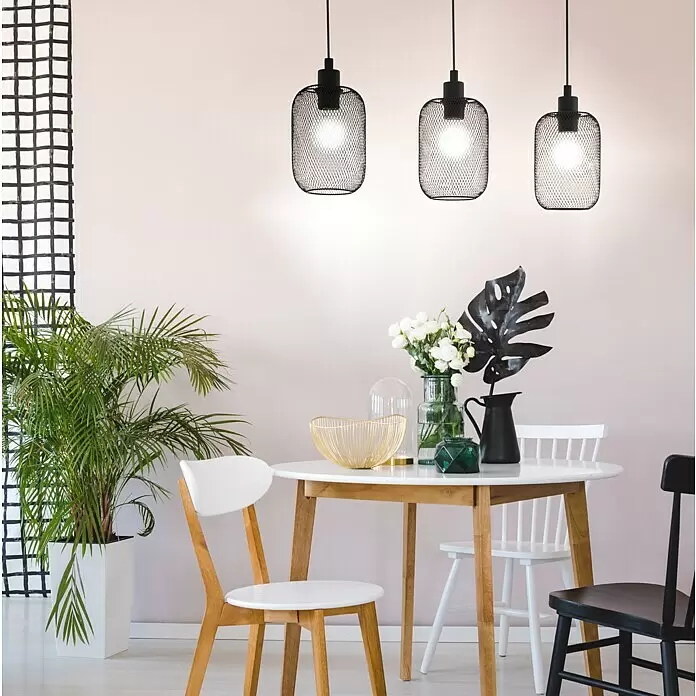 Eglo Wrington Pendelleuchte - 60 W, L x B x H: 74 x 15 x 11 cm, Schwarz, E27 - Moderner Essplatz mit rundem weißem Tisch, gemischten weißen und schwarzen Stühlen und drei schwarzen Pendelleuchten.
