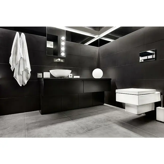 Luz LED frontal Espejo - L x An x Al: 6 x 7 x 31 cm - Elegante baño con diseño de azulejos negros, un moderno tocador con lavabo de bol blanco y un inodoro suspendido para un toque de lujo.