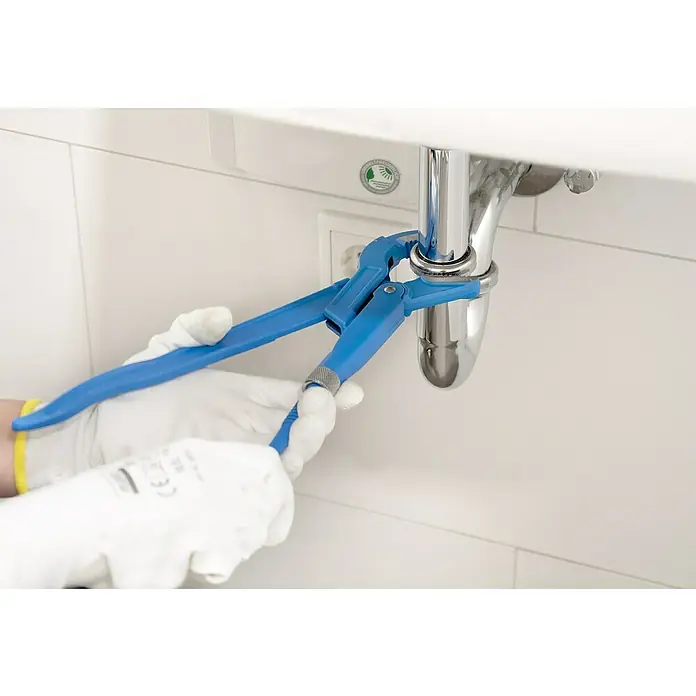 Alpha Tools Wasserpumpenzange - 3 -tlg., Stahl - Nahaufnahme einer Person, die mit einer blauen Rohrzange ein Waschbecken repariert, und dabei weiße Handschuhe trägt.