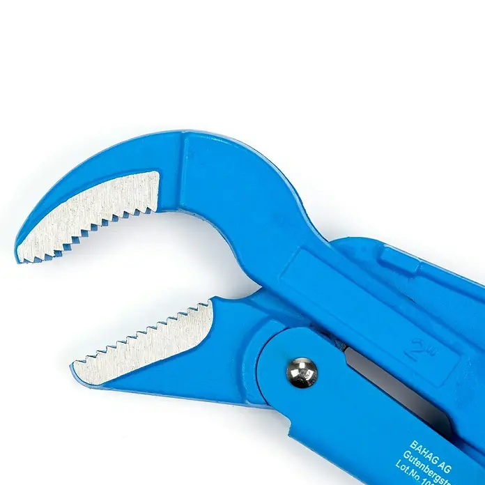 Alpha Tools Wasserpumpenzange - 3 -tlg., Stahl - Nahaufnahme einer blauen Rohrzange der Marke BAHAG AG mit gezahnten Backen. Ideal für Sanitärarbeiten und Reparaturen.