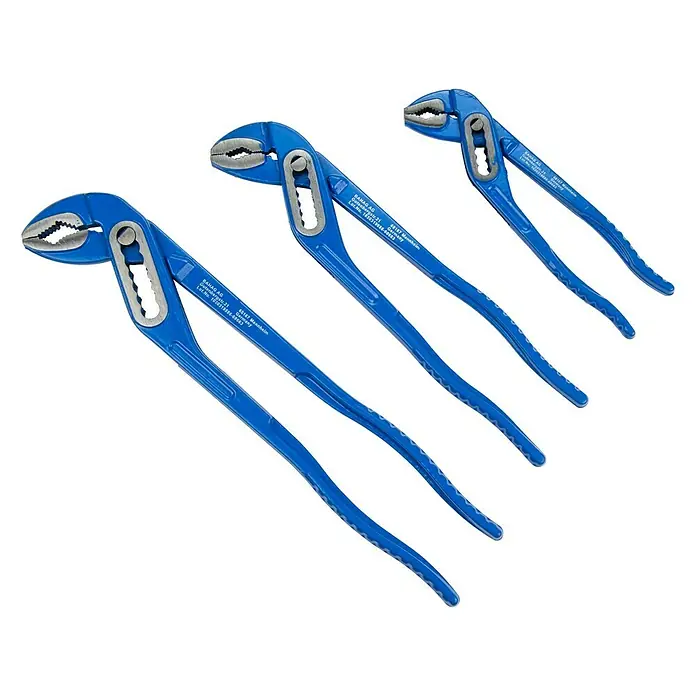 Alpha Tools Wasserpumpenzange - 3 -tlg. - Drei blaue Rohrzangen der Marke BAHAC AG, ideal für Sanitärarbeiten und Reparaturen, liegen auf schwarzem Grund.