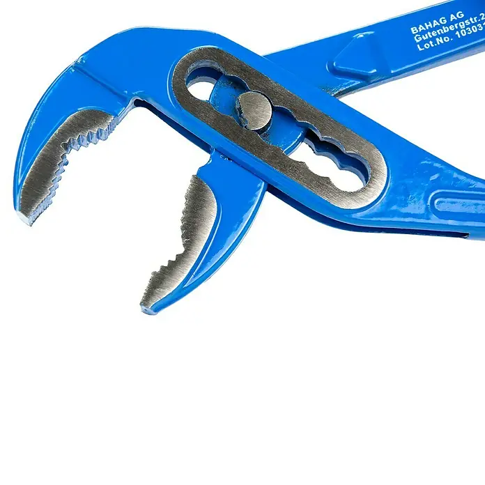 Alpha Tools Wasserpumpenzange - 3 -tlg. - Nahaufnahme einer blauen Rohrzange von BAHAG AG, ideal für Sanitärarbeiten und Reparaturen. Hochwertiges Werkzeug für Profis und Heimwerker.