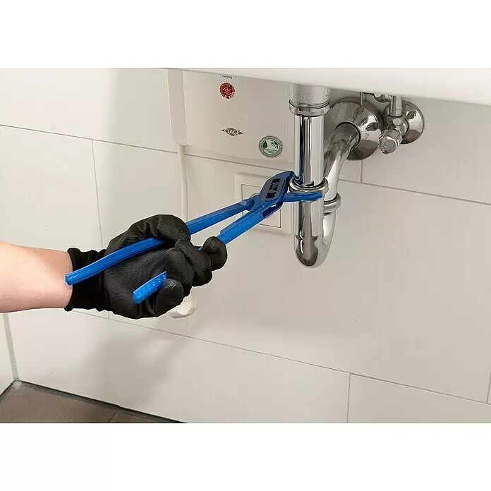 Alpha Tools Wasserpumpenzange - 3 -tlg. - Eine behandschuhte Hand verwendet blaue verstellbare Zangen, um ein Chromrohr unter einem Waschbecken zu bearbeiten.