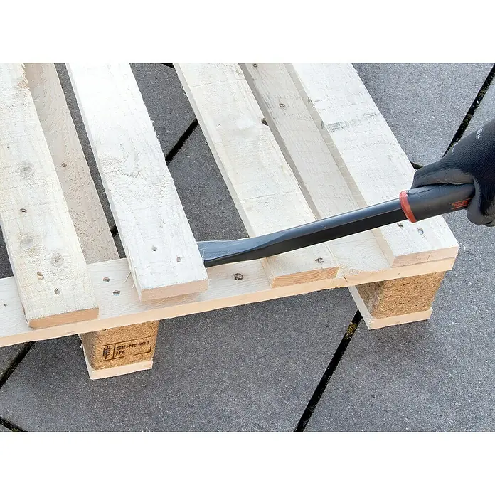 Wisent Nageleisen-Set - 3 -tlg., Spezialstahl - Die Nahaufnahme zeigt eine Person, die mit einem Brecheisen ein helles Holzpalette demontiert. Das Werkzeug wird benutzt, um die Bretter zu lösen.