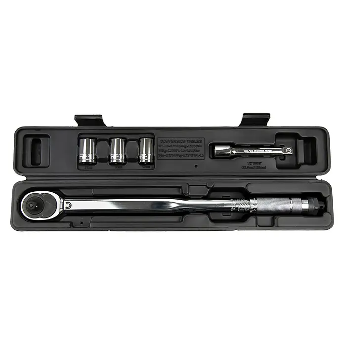 Alpha Tools Drehmomentschlüssel - 28 Nm - 210 Nm, ½″, 5 -tlg. - Das Bild zeigt einen Drehmomentschlüssel-Satz in einem schwarzen Kunststoffkoffer. Perfekt für präzise Arbeiten und gut sortiert.