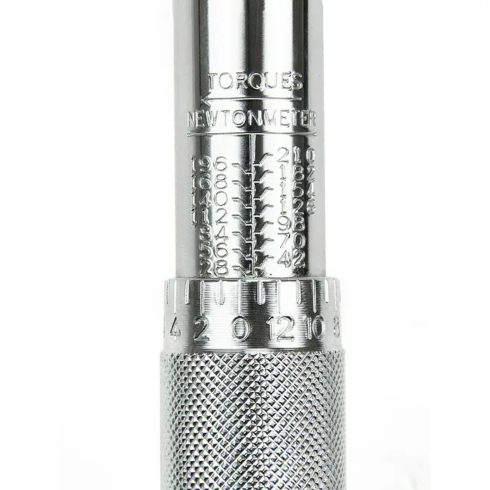 Alpha Tools Drehmomentschlüssel - 28 Nm - 210 Nm, ½″, 5 -tlg. - Nahaufnahme eines Drehmomentschlüssels mit gut sichtbarer Newtonmeter-Skala und gerändeltem Griff für präzise Einstellungen.
