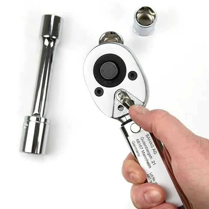 Alpha Tools Drehmomentschlüssel - 28 Nm - 210 Nm, ½″, 5 -tlg. - Das Bild zeigt einen Drehmomentschlüssel von BAHAG AG, ideal für präzise Arbeiten. Die Details wie die Adresse und die Seriennummer sind gut erkennbar.