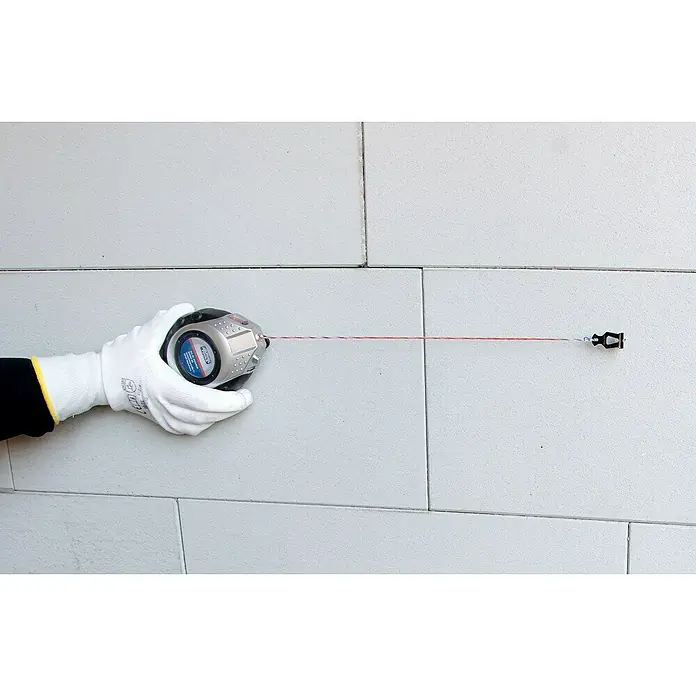Alpha Tools Schlagschnurgerät - 3 -tlg., Länge Schnur: 30 m - Ein Maurer mit einem Level für eine perfekte horizontale Linie. Das Lot ist ein wesentliches Werkzeug für den Bau.