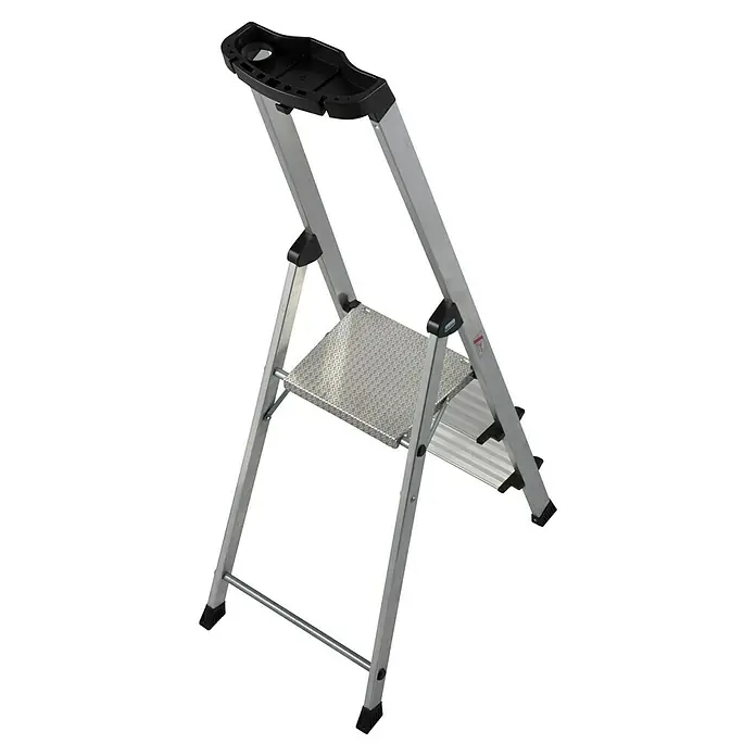 Krause PlusLine Stehleiter Safety - Anzahl Tritte: 3 Stk., Arbeitshöhe: 2,65 m, Aluminium - Nahaufnahme einer silbernen Trittleiter mit rutschfestem Tritt und schwarzem Haltegriff, ideal für den Haushalt.