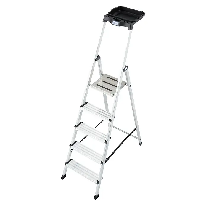 Krause Monto Stehleiter Secury MultiGrip - Anzahl Tritte: 5 Stk., Arbeitshöhe: 3,05 m, Belastbarkeit: 150 kg, Aluminium - Eine silberfarbene Klappleiter mit vier Stufen, einer Plattform und einer Ablageschale oben, ideal für Hausarbeiten.