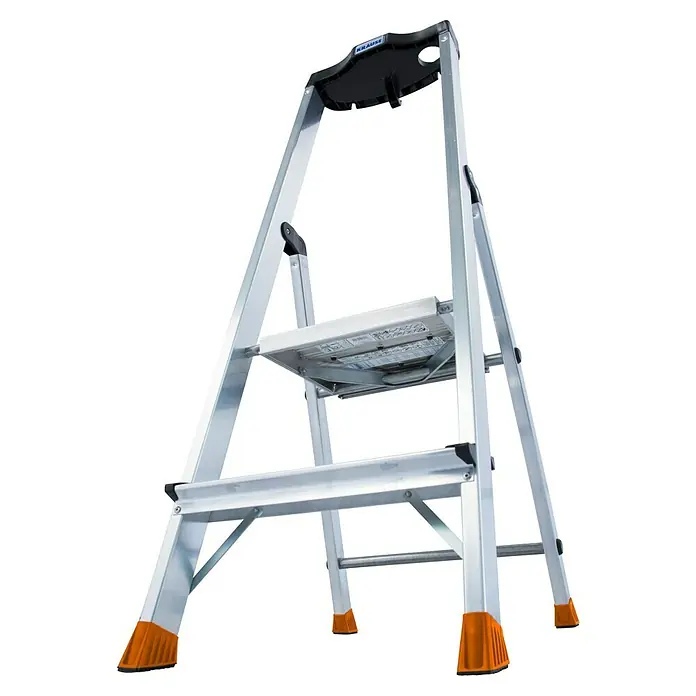 Krause Monto Stehleiter Sepuro Plusline - Anzahl Tritte: 2 Stk., Arbeitshöhe: 2,4 m, Aluminium - Eine silberne Krause Trittleiter mit zwei Stufen und orangefarbenen Füßen für sicheren Stand.