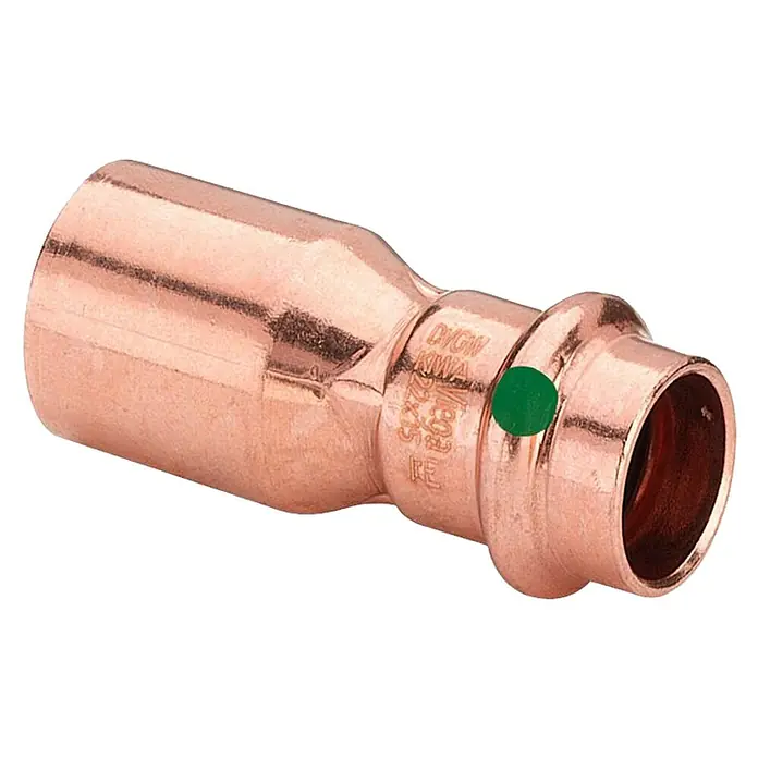 Viega Profipress Kupfer-Press-Reduzierstück IA - 22 x 15 mm, Presskontur: V - Nahaufnahme einer Viega Kupfer-Pressmuffe, ideal für Sanitär- und Heizungsinstallationen, mit grüner Markierung für DVGW-Zulassung.