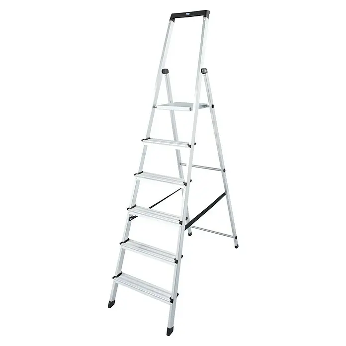Krause Monto Stehleiter Solidy - Arbeitshöhe: 3,25 m, Anzahl Tritte: 6 Stk., Belastbarkeit: 150 kg, Aluminium - Eine silberne Trittleiter mit sechs Stufen und schwarzem Griff oben, ideal für Arbeiten in der Höhe im Haushalt oder im Garten.
