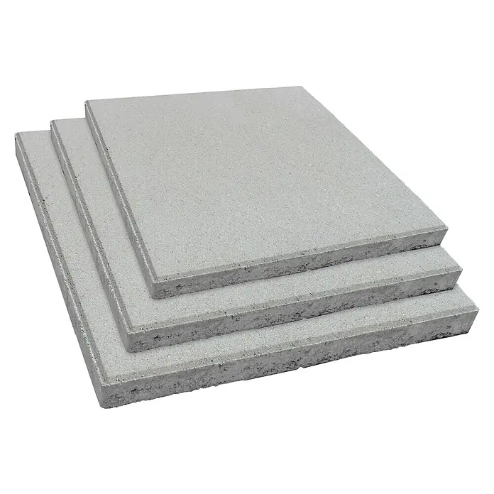 Diephaus Gehwegplatte - 50 x 50 x 4 cm, Grau, Beton - Das Bild zeigt drei Betonplatten, die übereinander gestapelt sind, wobei jede Platte etwas kleiner ist als die darunter liegende. Die Platten sind grau und haben eine leicht raue Oberfläche.