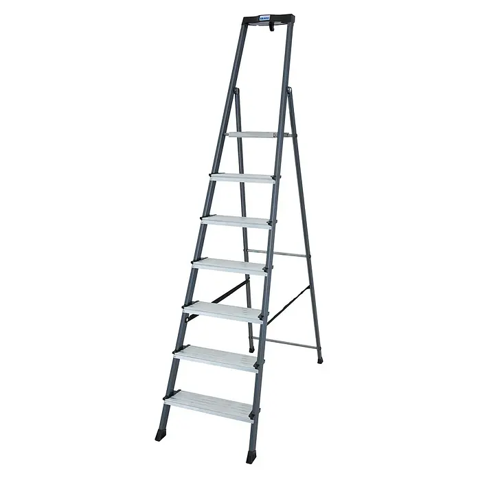 Krause Monto Stehleiter Securo - Arbeitshöhe: 3,5 m, Anzahl Tritte: 7 Stk., Belastbarkeit: 150 kg, Aluminium - Bild einer Krause Treppenleiter aus Aluminium mit sieben Stufen vor schwarzem Hintergrund. Die Leiter ist zusammenklappbar und leicht.