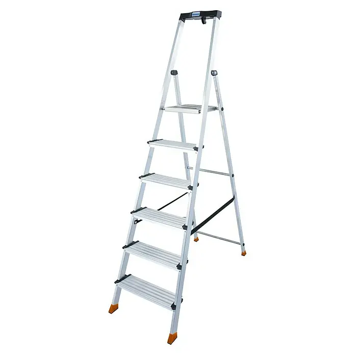 Krause Monto Stehleiter Sepuro - Anzahl Tritte: 6 Stk., Arbeitshöhe: 3,25 m, Aluminium - Eine silberne Klappleiter mit sechs Stufen und schwarzen Akzenten, ideal für den Hausgebrauch und kleinere Arbeiten. Die Leiter bietet sicheren Stand.