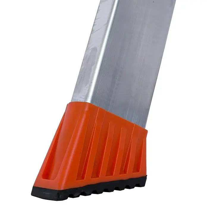 Krause Monto Stehleiter Solido - Anzahl Tritte: 4 Stk., Arbeitshöhe: 2,85 m, Aluminium - Detailaufnahme einer Leiterfußmanschette aus orangefarbenem Kunststoff mit schwarzer Gummibasis, die Halt und Stabilität bietet.