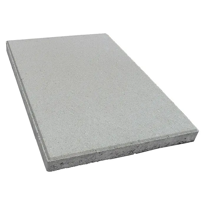 Diephaus Gehwegplatte - 40 x 60 x 4 cm, Grau, Beton - Nahaufnahme eines einzelnen, grauen Betonpflasters mit leicht strukturierter Oberfläche und abgeschrägten Kanten.