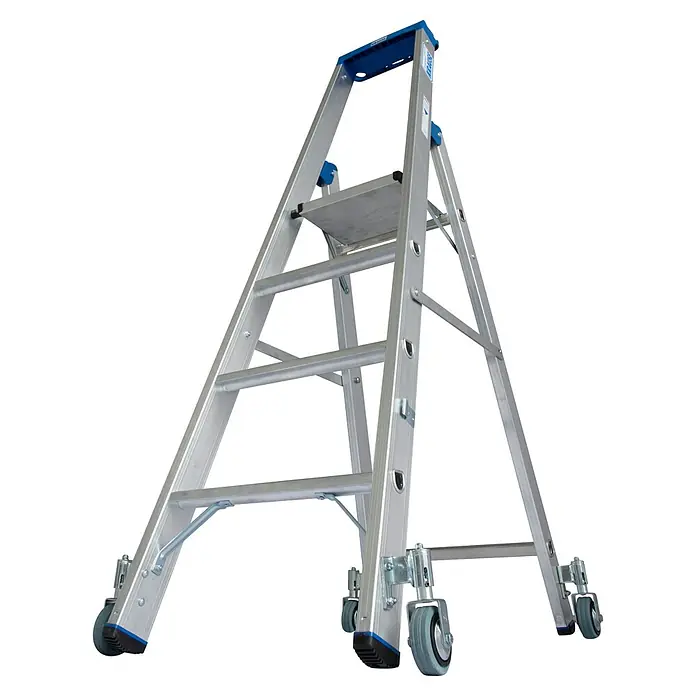 Krause Stabilo Stehleiter Fahrbar - Anzahl Tritte: 4 Stk., Arbeitshöhe: 2,95 m, Aluminium - Eine silberne, rollbare Stufenleiter mit blauen Akzenten vor einem schwarzen Hintergrund. Ideal für Arbeiten in der Höhe.
