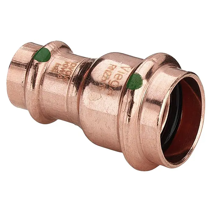 Viega Profipress Kupfer-Pressmuffe - 22 x 18 mm, Presskontur: V - Ein kupferfarbener Viega Pressfitting, der für sichere und schnelle Rohrverbindungen sorgt. Die grünen Punkte dienen als Indikator für korrekte Installation.