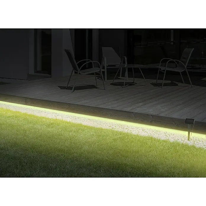 Globo Tira de luces LED - Largo: 6 m, Color de luz: Blanco cálido, 8,64 W, 288 lm - Un patio iluminado con tiras LED crea un espacio exterior atmosférico. Una lámpara de jardín en el césped garantiza un brillo adicional.