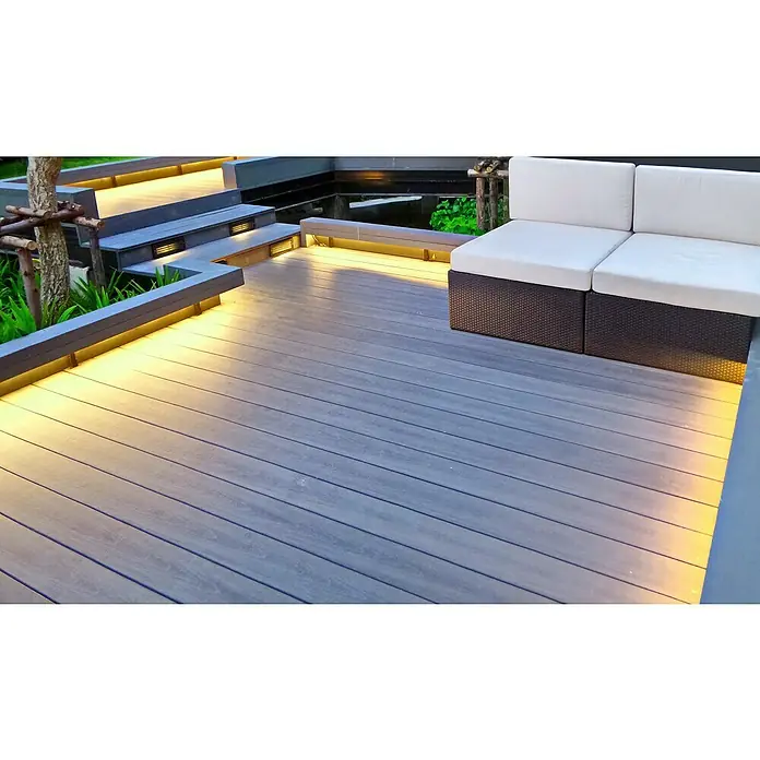 Globo Tira de luces LED - Largo: 6 m, Color de luz: Amarillo, 8,64 W, 87 lm - Esta toma exterior muestra una elegante terraza hecha con tablones de terraza grises con iluminación integrada y un moderno sofá de exterior.