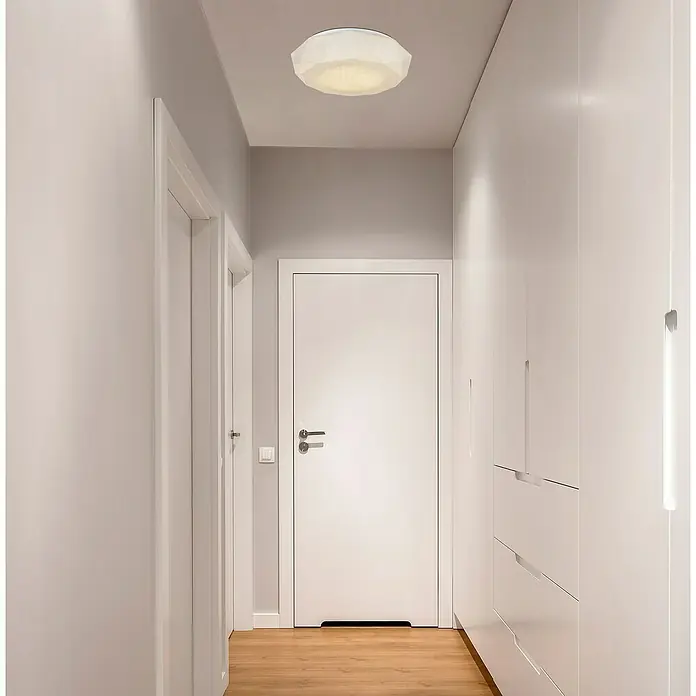 Lavida LED-Deckenleuchte rund Casoli - 18 W, Ø x H: 350 mm x 9 cm, Weiß - Moderne Deckenleuchte in einem hellen Flur mit weißen Wänden und Holzboden. Die Leuchte ist rund und scheint diffuses Licht zu spenden.