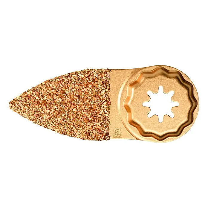 Fein Starlock Plus Hartmetall-Raspel - Fingerform, Beidseitige Beschichtung - Das Bild zeigt ein oszillierendes Multitool-Sägeblatt. Das Sägeblatt ist goldfarben und hat eine spezielle Form.