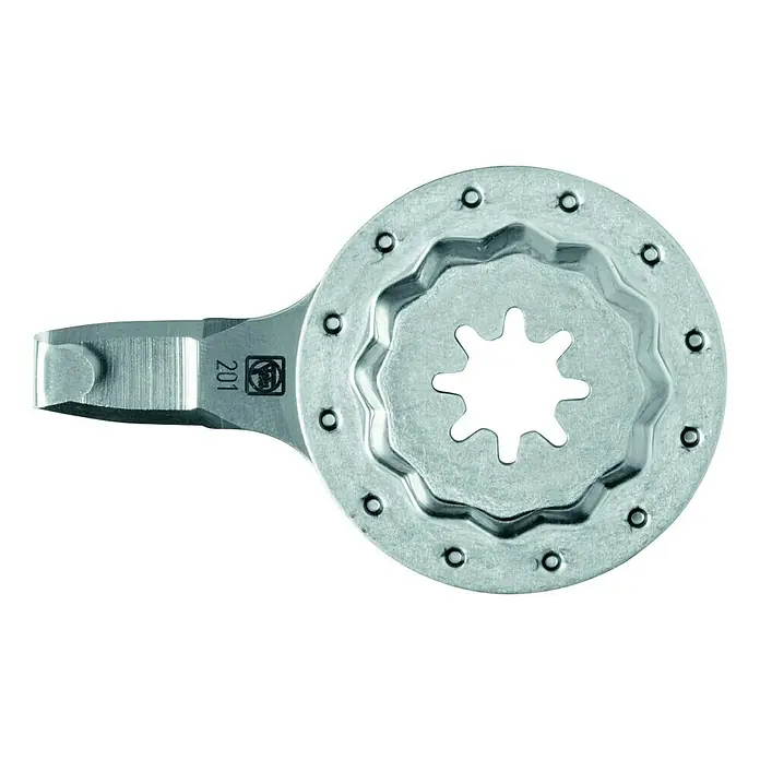 Fein Starlock Plus Cuchilla de corte - Ancho: 4 mm - Herramienta de metal con forma circular y una abertura dentada en el centro, diseñada para sujetar y girar objetos.
