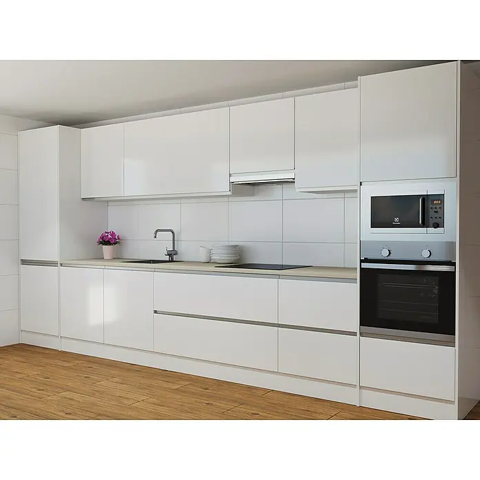 Top Altamira Elemento lateral mueble cocina - An x Al: 60 x 235 cm, Blanco brillo - Elegante cocina con armarios blancos brillantes, microondas integrado y horno para una experiencia de cocina moderna.