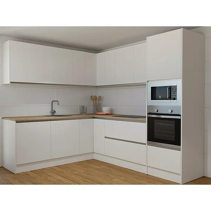 Top Altamira Elemento lateral mueble cocina - An x Al: 60 x 85 cm, Blanco mate - Interior de cocina moderna con armarios blancos, encimeras con aspecto de madera y un combo de horno microondas incorporado.