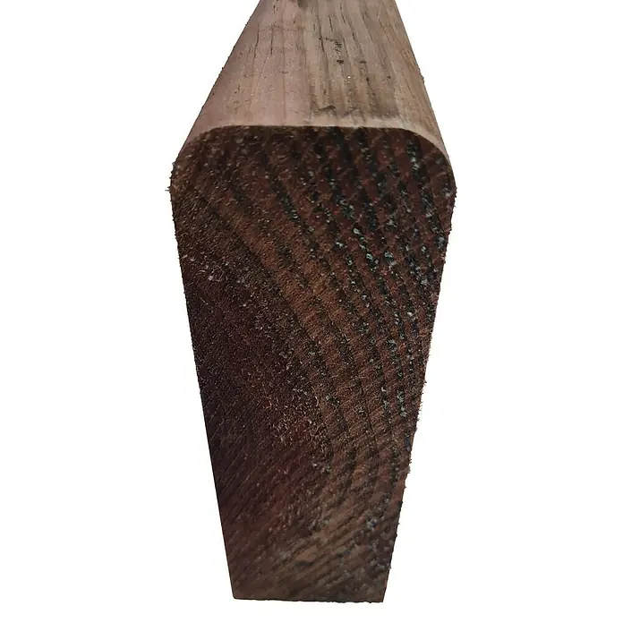 Traviesa de madera - 125 x 18 x 6 cm, Pino - Primer plano de un poste de madera con bordes redondeados, ideal para proyectos de construcción rústicos y elementos decorativos.