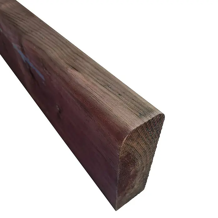 Traviesa de madera - 125 x 18 x 6 cm, Pino - Primer plano de un poste de madera rectangular teñido de oscuro con bordes redondeados, destacando la veta y la textura de la madera.