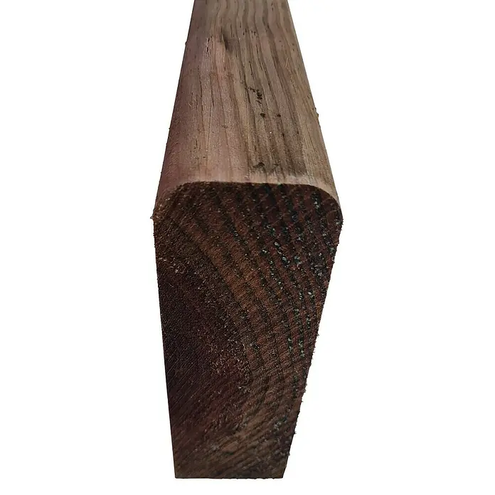 Traviesa de madera - 125 x 18 x 6 cm, Pino - Primer plano de un poste de madera rústica con bordes redondeados, que destaca la veta natural y la textura de la madera.