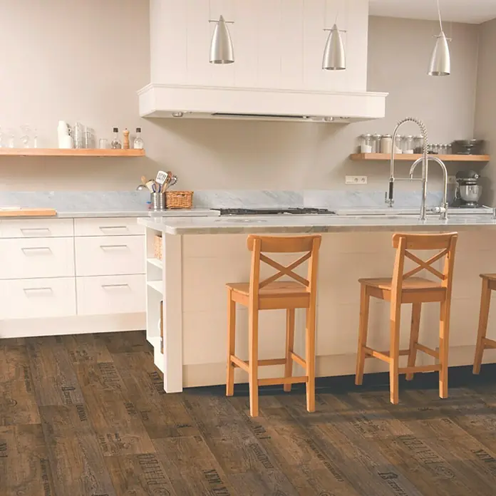 CV-Boden Meterware Memphis - 300 cm, Vino, Braun - Diese Küche verfügt über einen schönen Holzboden mit Aufdruck. Die weißen Schränke und die Holzhocker passen gut dazu.