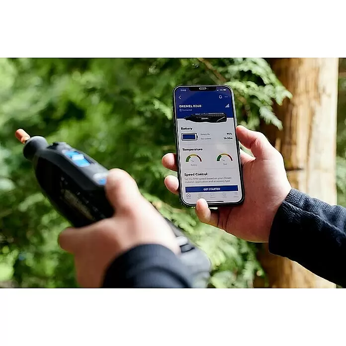 Dremel Akku-Rotationswerkzeug 8260-5 - 12 V, 1 Akku, 3 Ah, Leerlaufdrehzahl: 5.000 U/min - 30.000 U/min - Schwarzes Dremel 8260 Multifunktionswerkzeug mit orangefarbenem Zubehör, von Hand gehalten und mit einer Smartphone-App für Akku- und Geschwindigkeitseinstellungen verbunden.