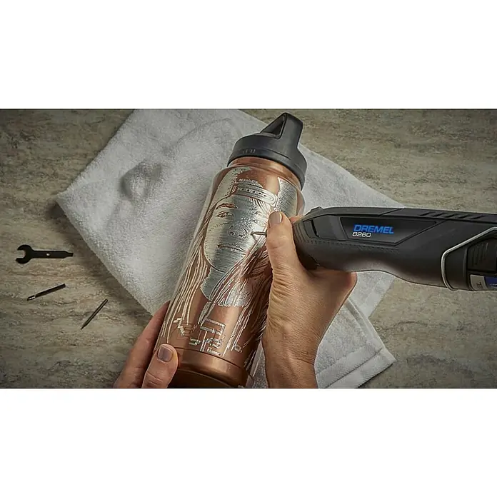 Dremel Akku-Rotationswerkzeug 8260-5 - 12 V, 1 Akku, 3 Ah, Leerlaufdrehzahl: 5.000 U/min - 30.000 U/min - Gravierte Trinkflasche mit Dremel B260. Individuelles Design für unterwegs, verziert mit einem präzisen Dremel-Werkzeug, das ein einzigartiges Kunstwerk schafft.