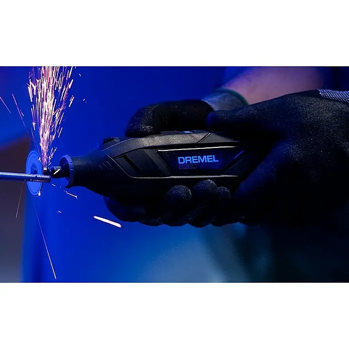 Dremel Akku-Rotationswerkzeug 8260-5 - 12 V, 1 Akku, 3 Ah, Leerlaufdrehzahl: 5.000 U/min - 30.000 U/min - Nahaufnahme eines Dremel 8260 Werkzeugs im Einsatz, das Funken sprüht, gehalten von einer Person mit Handschuhen vor blauem Hintergrund.