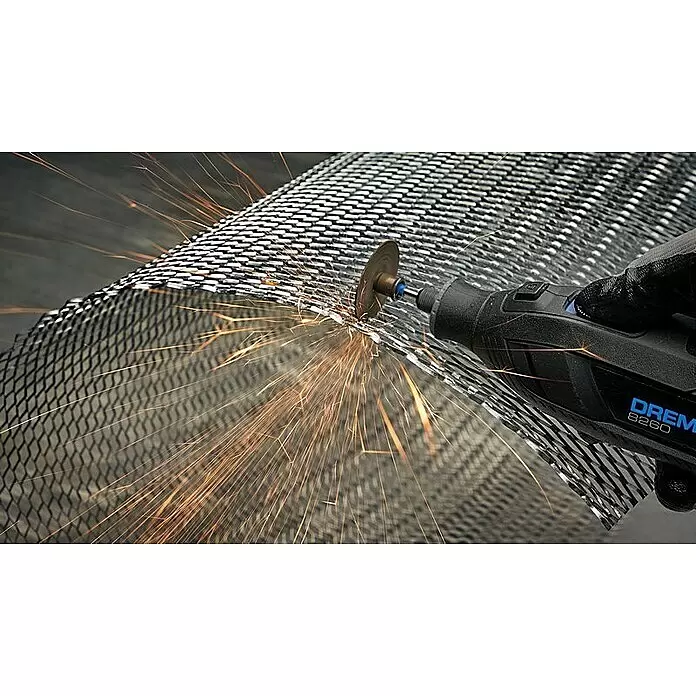 Dremel Akku-Rotationswerkzeug 8260-5 - 12 V, 1 Akku, 3 Ah, Leerlaufdrehzahl: 5.000 U/min - 30.000 U/min - Ein schwarz-blaues Dremel 8260 Multifunktionswerkzeug, von einer behandschuhten Hand gehalten, schneidet Metallgitter unter Funkenflug.
