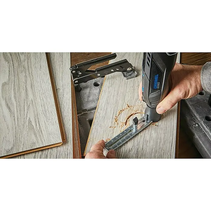 Dremel Akku-Rotationswerkzeug 8260-5 - 12 V, 1 Akku, 3 Ah, Leerlaufdrehzahl: 5.000 U/min - 30.000 U/min - Nahaufnahme eines Dremel 8260 beim Kreisschneiden in einem Laminatboden mit Kreisschneider-Aufsatz und Laminatschneider.