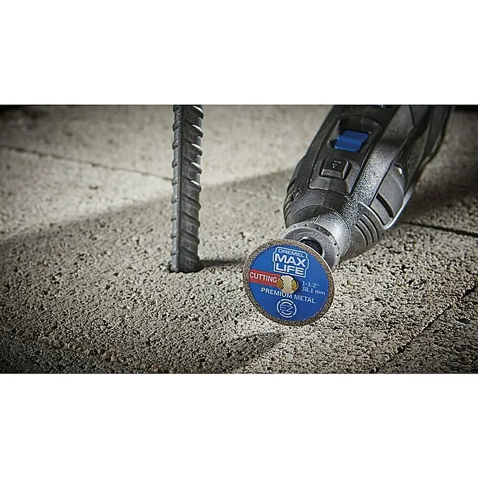 Dremel Akku-Rotationswerkzeug 8260-5 - 12 V, 1 Akku, 3 Ah, Leerlaufdrehzahl: 5.000 U/min - 30.000 U/min - Dremel Max Life Trennscheibe mit einem Dremel-Werkzeug, bereit zum Schneiden eines Metallstabs, der in einem Betonblock steckt.