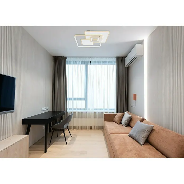 Globo LED-Deckenleuchte RODERICK - 50 W, L x B x H: 50 x 50 x 6 cm, Weiß, Warmweiß - Ein helles Wohnzimmer mit einem braunen Sofa, einem schwarzen Schreibtisch und einem modernen Deckenleuchte.