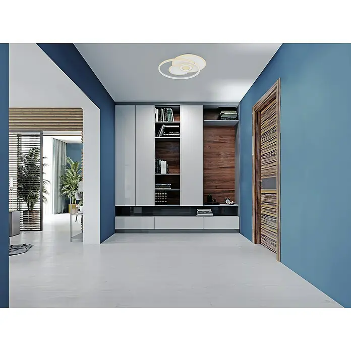 Globo LED-Deckenleuchte RODERICK - 50 W, L x B x H: 54 x 46 x 6 cm, Weiß, Warmweiß - Elegantes Interieur mit Bücherregal und Holztür. Der Raum ist hell und modern eingerichtet.