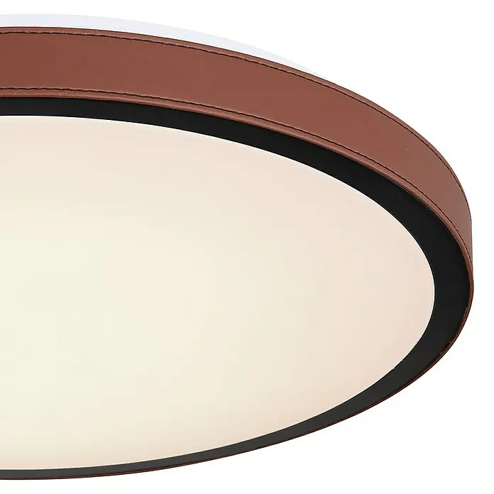 Globo LED-Deckenleuchte rund SAMMI - 24 W, Ø x H: 420 mm x 9,5 cm, Dunkelbraun, Warmweiß - Nahaufnahme einer eleganten Deckenleuchte mit braunem Lederakzent, die modernes Design und Wärme vereint.