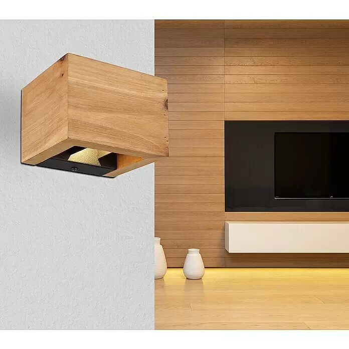 Globo Wandleuchte ALINA - 8 W, Dunkelbraun, Sonstige - Hölzerne Wandleuchte, die ein modernes Wohnzimmer mit Holzlamellenwand beleuchtet.
