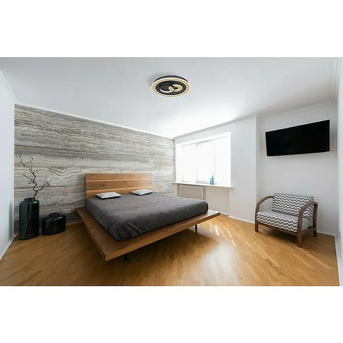 Globo LED-Deckenleuchte rund CHESSY - 40 W, Ø x H: 400 mm x 6,5 cm, Schwarz, Warmweiß - Ein modernes Schlafzimmer mit einem Holzbett, einer grauen Akzentwand und einer stilvollen Deckenleuchte, die dem Raum Eleganz verleiht.