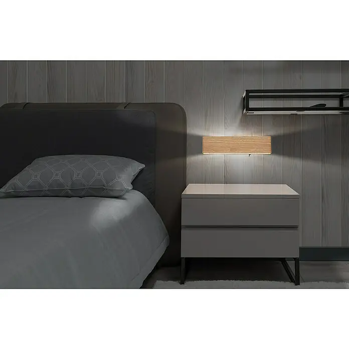 Globo LED-Wandleuchte SIEGFRIED - B x H: 29,5 x 8 cm, 12 W, Holz, Warmweiß - Blick auf ein Schlafzimmer mit Nachttisch und einer modernen hölzernen Wandlampe, die ein warmes, einladendes Licht ausstrahlt.