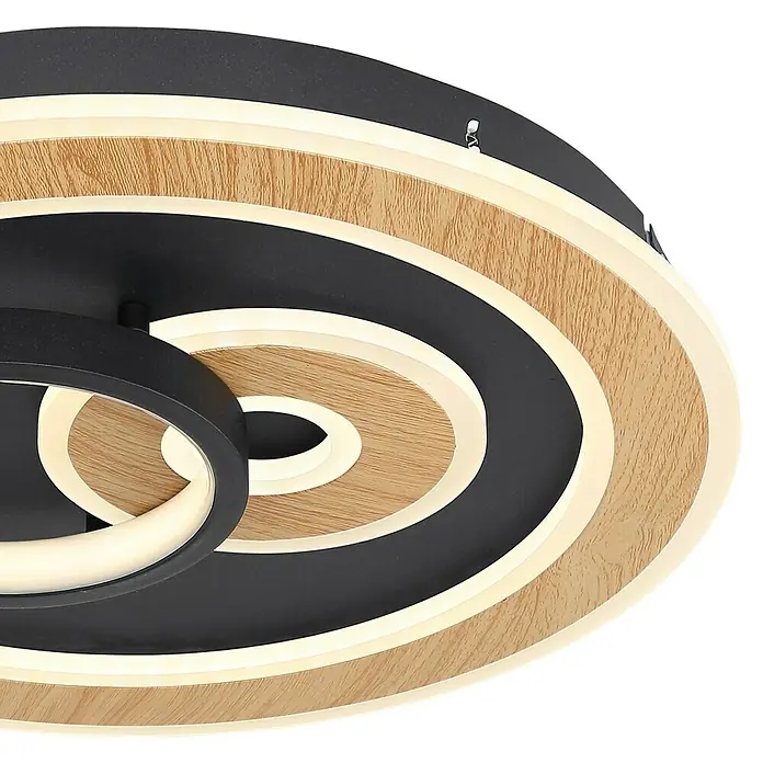 Globo LED-Deckenleuchte rund CHESSY - 40 W, Ø x H: 400 mm x 6,5 cm, Schwarz, Warmweiß - Nahaufnahme einer modernen LED-Deckenleuchte mit Holz- und Metallelementen, die ein warmes und einladendes Licht verbreitet.