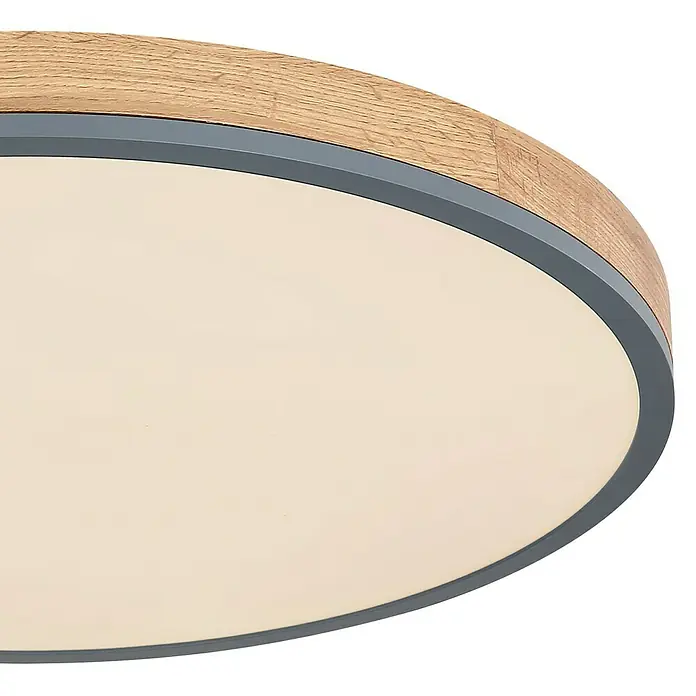 Globo Doro LED-Deckenleuchte rund Holzoptik - 40 W, Durchmesser: 60 cm, Graphit/Holzoptik, Mehrfarbig - Nahaufnahme einer runden LED-Deckenleuchte mit Holzrahmen und grauem Rand, die ein sanftes, diffuses Licht ausstrahlt.