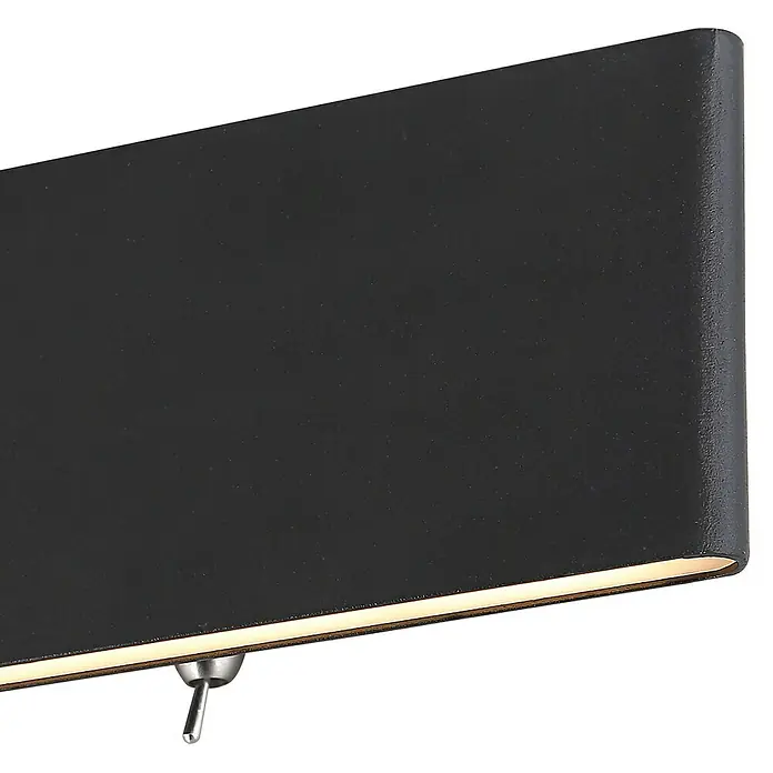 Globo LED-Wandleuchte SIEGFRIED - B x H: 29,5 x 8 cm, 12 W, Schwarz, Warmweiß - Nahaufnahme einer schwarzen Wandleuchte mit integriertem Schalter und warmem Lichtschein, ideal für moderne Innenräume.